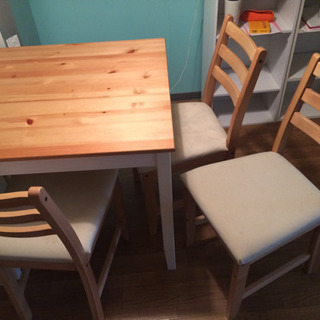 IKEAテーブルと椅子の３つ