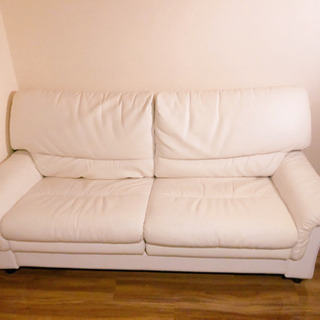 高級感のある白いソファ　ソファベッドとして使用可能