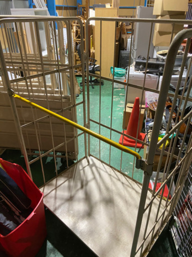 カゴ台車☆片面折畳み可能！四駆☆室内使用☆在庫残り2台
