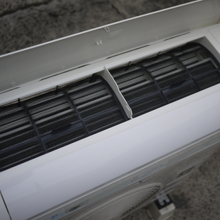 美品 シャープ ルームエアコン AY-F22S-W 高濃度プラズマクラスター7000搭載 2.2kw 冷房 6～9畳 暖房 6～7畳 熱交換器クリーニング 16年製 