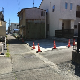 静岡市駿河区中田二丁目　月極駐車場　一括　普通車と軽とバイク２台程度　コンクリ舗装　金額相談可 - 賃貸（マンション/一戸建て）