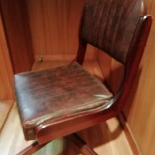 焦げ茶色の椅子