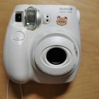 白いインスタントカメラ