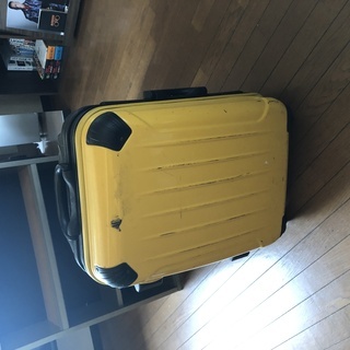 黄色のスーツケース