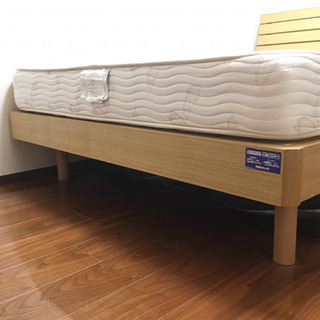 ベットフレームと シモンズ ダブルベッドマットレス おまけ付き お取引中です。