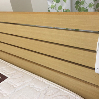 ベットフレームと シモンズ ダブルベッドマットレス おまけ付き お取引中です。