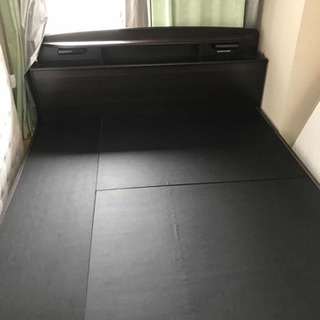 クイーンザイズベッドフレームとマットレス