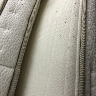 クイーンザイズベッドフレームとマットレス