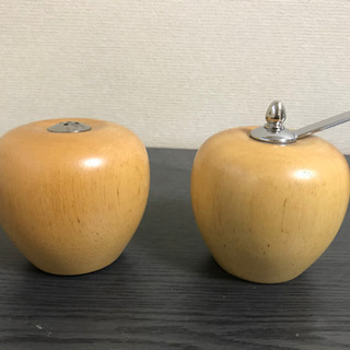 【新品未使用】リンゴ型ソルトシェーカー&ペッパーミルセット