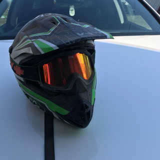ARCTICCATのヘルメットとゴーグル