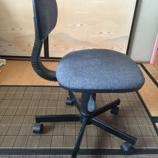 勉強机の椅子として使用していました。綺麗です。座面と背もたれは、布製。