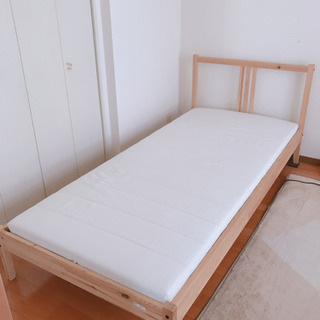IKEAの木製ベッド