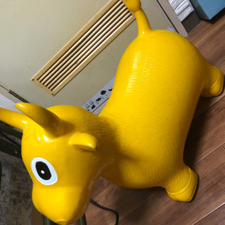 ロディー風な黄色い牛の室内用おもちゃです。