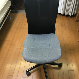 美品　オフィスチェア　椅子　高さ調整　シンプルでコンパクト