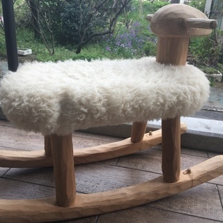 木製羊の乗り物