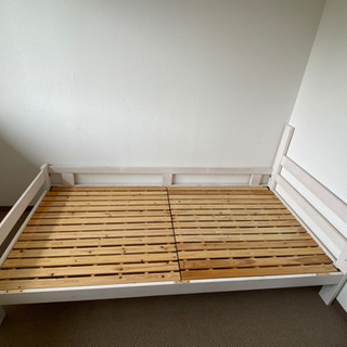 木製白いベッド