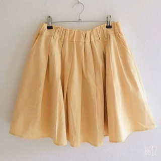 黄色のスカート