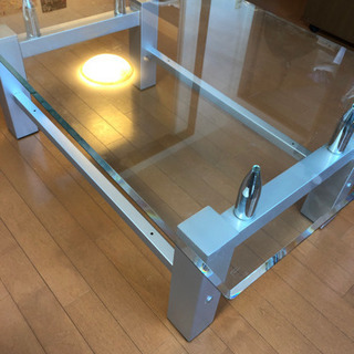 ガラス板のローテーブル