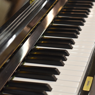 高さ121cmのヤマハ小型アップライトピアノ「U1シリーズ」