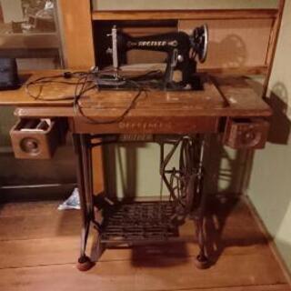 古いミシン ディスプレイに allrisk.com.pe