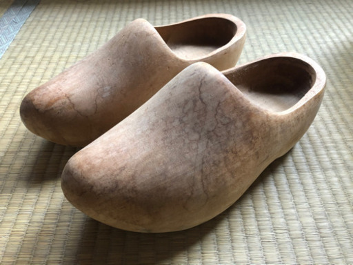 オランダの木靴職人が作った本物の木靴