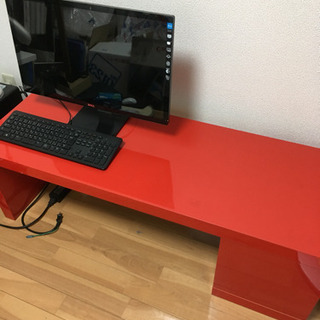 IKEAの赤いテーブル
