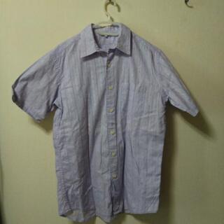 淡い紫色の半袖シャツ
