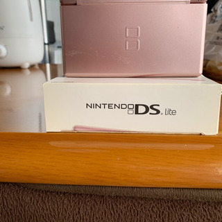 古い中古の任天堂DS lite売ります。色はメタリックロゼです。