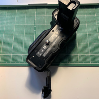 ソニー SONY ACC-TRW と ソニー ILCE-7RM2用縦位置グリップ VG-C2EM