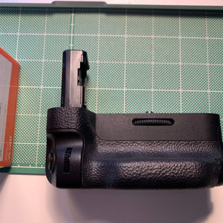 ソニー SONY ACC-TRW と ソニー ILCE-7RM2用縦位置グリップ VG-C2EM