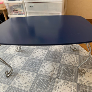青い折りたたみテーブル