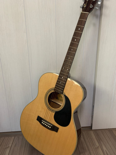 ほぼ新品のアコースティックギターです。