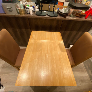 木製テーブルと椅子2脚