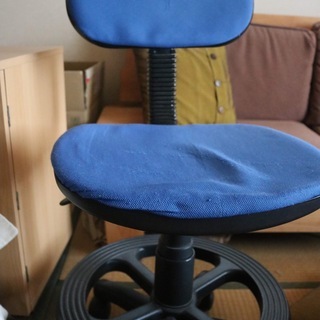 FREE desk chair, with casters. 無...
