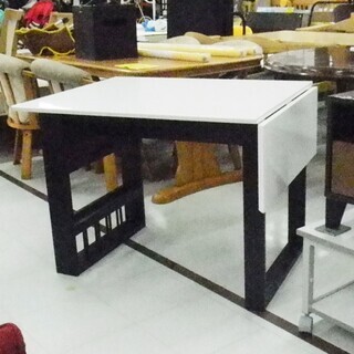 バタフライ式 ダイニングセット エナメル調 幅:92~120×奥行:75×高さ:70 伸長式 ニトリ 苫小牧西店 バタフライ式 ダイニングセット エナメル調 幅:92~120×奥行:75×高さ:70