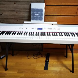 引き取り限定⭐️美品！ROLANDの電子ピアノ(ホワイト)