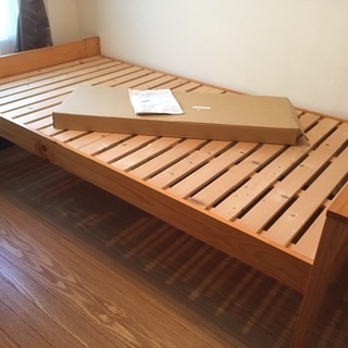組み立て式ベッド。高さ調節3段階。柵あり。