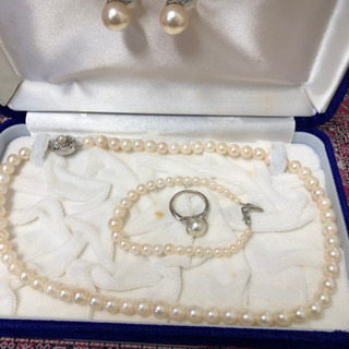 真珠のネックレスと指輪とブレスとイヤリングのセット