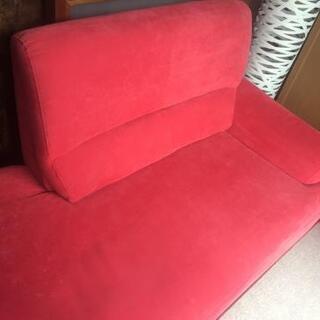 可愛らしい真っ赤なソファ