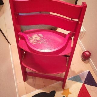 木の子供用の椅子　赤