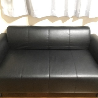 IKEAで購入。人工皮革の黒ソファ