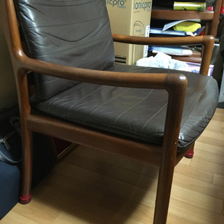 木製テーブルと革張り椅子6脚