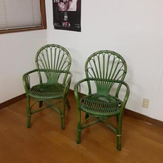 お洒落な緑の籐椅子２脚