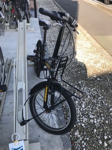 ハマーの黒色の折りたたみ自転車