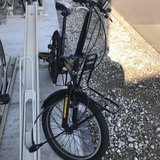 ハマーの黒色の折りたたみ自転車