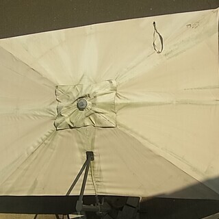 イケア IKEA ハンギングパラソル ベージュ 角度調節可能