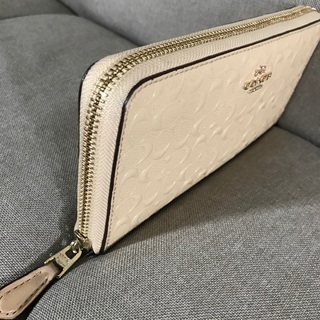 COACHコーチエナメルレザー アイボリー ラウンドファスナー長財布 デポスドシグネチャー ベージュ ジッピーウォレット