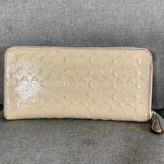 COACHコーチエナメルレザー アイボリー ラウンドファスナー長財布 デポスドシグネチャー ベージュ ジッピーウォレット