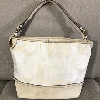 COACHコーチエナメルレザー アイボリー ラウンドファスナー長財布 デポスドシグネチャー ベージュ ジッピーウォレット