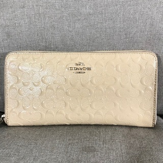 COACHコーチエナメルレザー アイボリー ラウンドファスナー長財布 デポスドシグネチャー ベージュ ジッピーウォレット